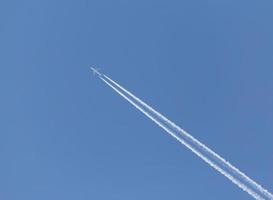 spoor van vlak in een blauw lucht foto