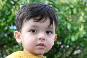 schattig Aziatisch Pakistaans baby, ahmed mustafin haider is poseren Bij huis. oorspronkelijk hij is van Pakistan maar leven Bij luton Engeland uk. beeld was gevangen genomen Aan 02-april-2023 foto