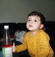 schattig Aziatisch Pakistaans baby, ahmed mustafin haider is poseren Bij huis. oorspronkelijk hij is van Pakistan maar leven Bij luton Engeland uk. beeld was gevangen genomen Aan 25 maart 2023 foto