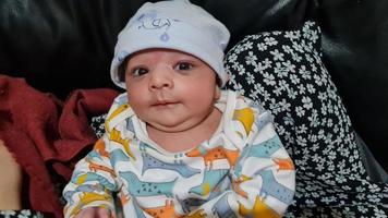 nieuw geboren Aziatisch Pakistan baby jongen is ontspannend. hij is genaamd Azlan ahmed sjah, geboren Aan 14 maart 2023 Bij luton en dunstabiel ziekenhuis Bij luton Engeland uk. beeld gevangen genomen Aan 20 maart 2023 foto