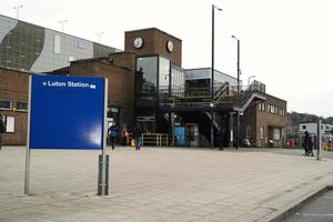 laag hoek visie van luton centraal bus station Bij hoofd spoorweg station van downtown luton stad van Engeland Super goed Brittannië. de beeld was gevangen genomen Aan 01-april-2023 Aan bewolkt en verkoudheid avond foto