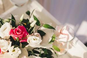 bloem arrangement van wit Eustoma en roze rozen foto