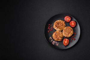 heerlijk vers gebakken fijngehakt vis schnitzels met specerijen en kruiden foto