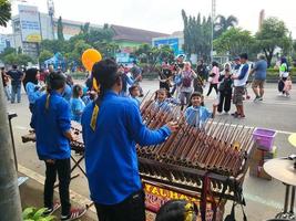 bekasi, Indonesië - 12 maart 2023 angklung traditioneel western Javaans musical instrument prestatie Bij bekasi auto vrij dag evenement foto