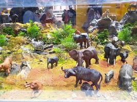 miniatuur speelgoed- dieren in glas gevallen voor uitverkoop in een winkel foto