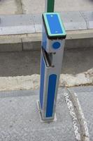 leeg fiets sharing station. modern blauw Fietsen Bij stad verhuur station Aan zonnig dag foto