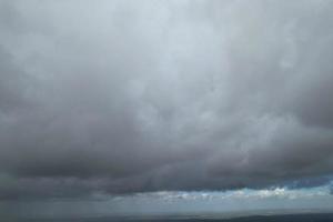 dramatisch en regen wolken over- Engeland foto