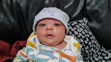 nieuw geboren Aziatisch Pakistan baby jongen is ontspannend. hij is genaamd Azlan ahmed sjah, geboren Aan 14 maart 2023 Bij luton en dunstabiel ziekenhuis Bij luton Engeland uk. beeld gevangen genomen Aan 20 maart 2023 foto