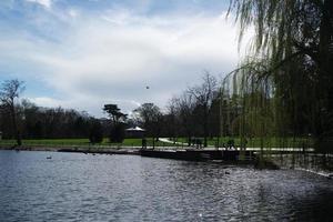 laag hoek visie van lokaal openbaar park. de beeld was gevangen genomen Bij afweren openbaar park van luton stad- van Engeland uk gedurende een verkoudheid en bewolkt avond van 25 maart 2023 foto