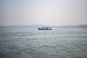 verbazingwekkend visie van Arabisch zee gedurende de dag tijd in goa, Indië, oceaan visie van houten boot foto