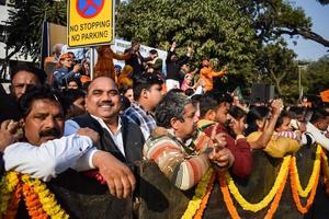 nieuw Delhi, Indië - januari 16 2023 - duizenden van mensen verzameld gedurende eerste minister narendra modi bjp weg show, mensen gedurende p.m modi groot verkiezing rally in de hoofdstad foto