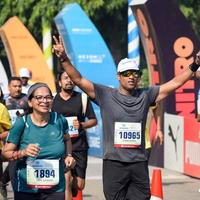 nieuw Delhi, Indië - maart 16 2023 - vedanta Delhi voor de helft marathon ras na covid in welke marathon deelnemers over naar kruis de af hebben lijn, Delhi voor de helft marathon 2022 foto