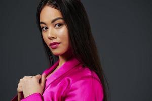 jong vrouw helder bedenken roze mini jurk modern stijl studio model- foto