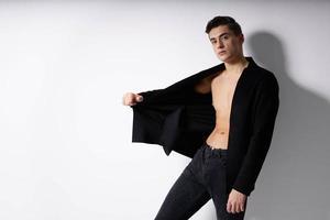 Mens in zwart losgeknoopt blazers mode poseren studio modern stijl foto