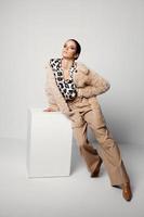 aantrekkelijk vrouw met helder bedenken luipaard afdrukken overhemd luxe studio foto