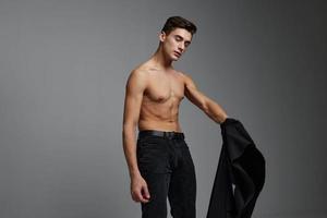 knap Mens naakt torso zwart jasje poseren zelf vertrouwen levensstijl charme foto