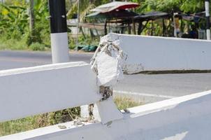 grens van de beton brug is gebroken en gevaarlijk naar gebruikers. foto