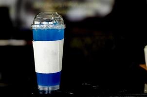 Italiaans Frisdrank blauw Hawaii Aan zwart achtergrond foto