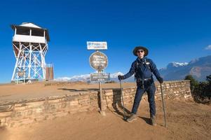 een jong reiziger trekking in poon heuvel visie punt in ghorepani, Nepal foto