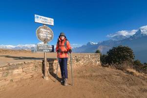 een jong reiziger trekking in poon heuvel visie punt in ghorepani, Nepal foto