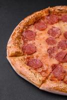 heerlijk vers peperoni pizza met sesam zaden Aan de zijden foto