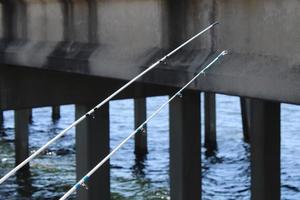 onder een brug uit in de water foto