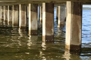 onder een brug uit in de water foto