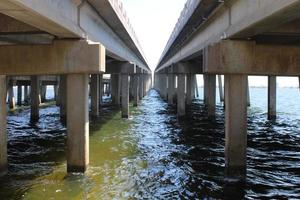 onder een brug uit in de water foto