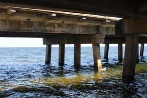 onder een brug uit in de water foto