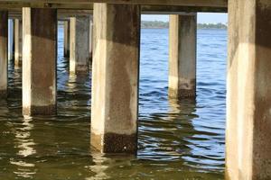 onder een brug uit in de water foto