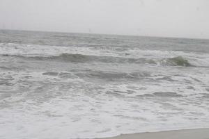 golven crashen Aan de kust foto