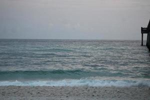 golven crashen Aan de kust foto