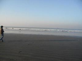 foto van natuurlijk landschap visie van mooi winter strand en zee Aan een zonnig dag in stuur bazar, bangladesh. reizen en vakantie.