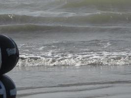 foto van een zonnig dag visie van een mooi winter strand en zee Aan een zonnig dag in stuur bazar, bangladesh. reizen en vakantie.