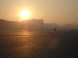 zonsopkomst Bij de strand van de baai van Bengalen, bangladesh. reizen en vakantie. foto