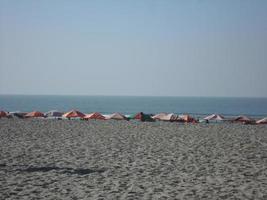 foto van natuurlijk landschap visie van een mooi winter strand en zee Aan een zonnig dag in stuur bazar, bangladesh. reizen en vakantie.