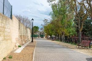 straat met kasseien De volgende naar steen muur foto