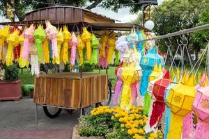 kleurrijk hangende lantaarns verlichting in loy krathong festival Bij noordelijk van Thailand foto
