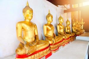Boeddha heel mooi in de tempel , Boeddha standbeeld in Thailand - wat phra si rotan Mahathat ratchaworawiharn phitsanulok Thailand foto