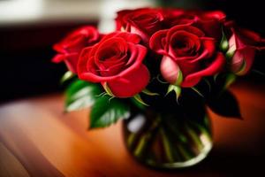 rood rozen in een glas bloem vaas Aan de tafel voor moeder dag en Valentijnsdag dag foto