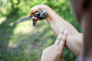 selectief focus van een detailopname van een vrouw hand- Holding een zwaard. foto