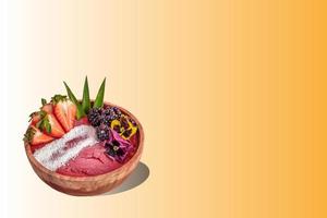 acai kom met kleurrijk helling voedsel, fruit achtergrond. zomer acai smoothie houten kom met aardbeien, bramen. foto