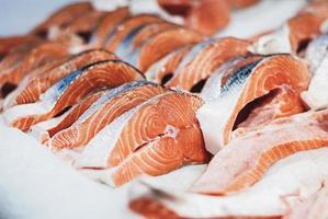 vers Zalm inzetten Aan ijs Bij vis markt foto