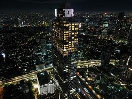 jakarta, indonesië 2021 - luchtfoto op snelwegen en wolkenkrabbers met ruiswolk foto