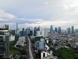 Jakarta, Indonesië 2021 - luchtfoto van snelwegkruising en gebouwen in de stad Jakarta foto