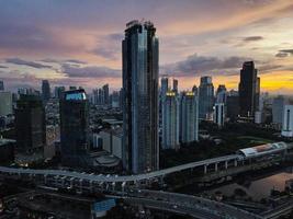 jakarta, indonesië 2021 - luchtfoto van zonsondergang in de wolkenkrabbers van jakarta foto