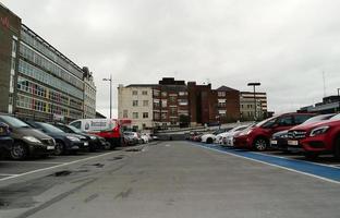 laag hoek visie van downtown stad centrum van Brits stad Londen luton stad- van Engeland uk. de beeld was gevangen genomen Bij centraal luton stad gedurende een verkoudheid en bewolkt avond van 01-april-2023 foto