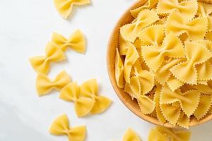 droge ongekookte farfalle pasta in kom foto