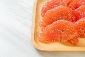 vers rood pomelo fruit of grapefruit foto