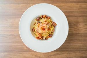 spaghetti met Spaanse peper, olijf- olie en prosciutto spek foto